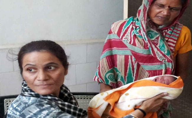 शर्मसार हुई मानवता : बेटे के इंतजार में पैदा हुई आठवीं बेटी, आर्थिक तंगी के कारण परवरिश से किया इनकार, NGO को सौंपा