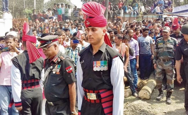 बिहार : पुलवामा के आतंकी हमले में शहीद हीराकांत का पार्थिव शरीर पंचतत्व में विलीन, पत्नी को मिला 11 लाख का चेक