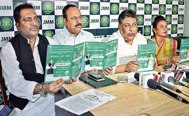 झामुमो ने जारी किया संकल्प पत्र, कहा- जीते तो हर तीन महीने में देंगे रिपोर्ट कार्ड