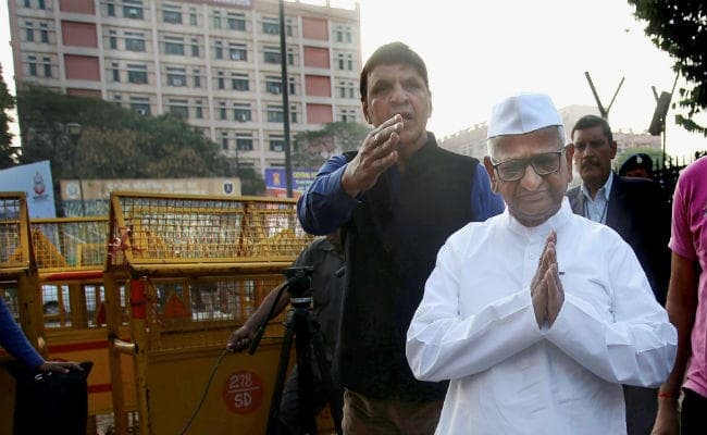 साथी बिछड़े, नेता छूटे, हित बदले, कमजोर पड़ गया अन्ना आंदोलन