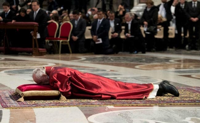 युवा पीढ़ी को विरासत में ‘विभाजनों, युद्धों से पीड़ित दुनिया'' मिलने से शर्मिंदा हूं : पोप