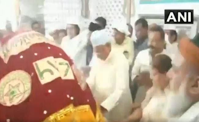 सीएम नीतीश ने पटना के एक दरगाह में चढ़ाई चादर, मांगी अमन चैन की दुआ