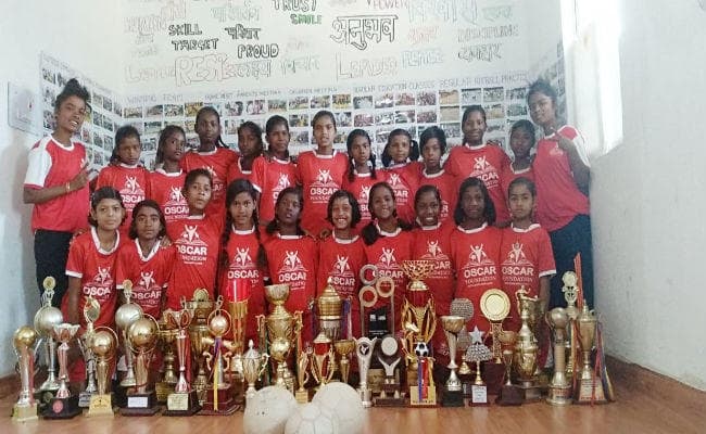 झारखंड की इस पंचायत में है फुटबॉल की नर्सरी, आदिवासी बेटियां इंग्लैंड व रूस में लहराएंगी परचम