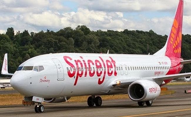 स्पाइसजेट की विमान परिचारिकाओं का आरोप, कपड़े उतारकर ली जा रही तलाशी, एयरलाइन का इनकार