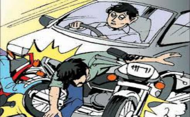 खुद को बचाने में पहले बाइक, फिर कार को मारी टक्कर