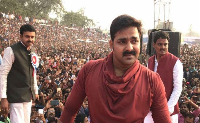 नशे में धुत भोजपुरी सुपरस्टार पवन सिंह ने इस एक्ट्रेस की कर दी पिटाई, दीवार पर पटक दिया सिर!