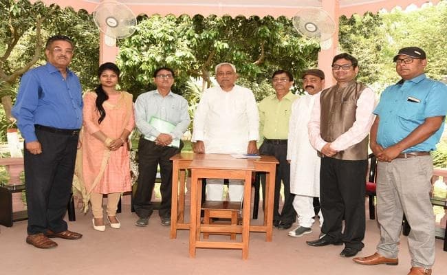 ईस्टर के अवसर पर इसाई समुदाय के लोगों ने सीएम नीतीश से मिलकर उन्हें शुभकामनाएं दी