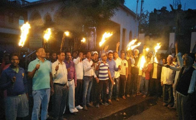 एसटी-एससी एक्ट सुरक्षा को लेकर निकाला गया मशाल जुलूस, 2 को भारत बंद