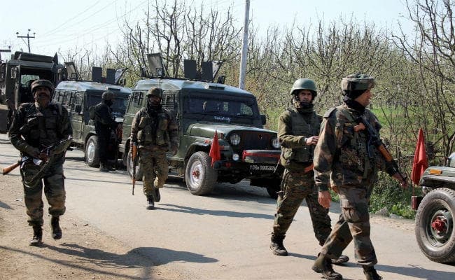 कश्मीर : तीन मुठभेड़ों में 12 आतंकवादी ढेर, सेना के 3 जवान शहीद, 4 आम नागरिक भी मारे गये
