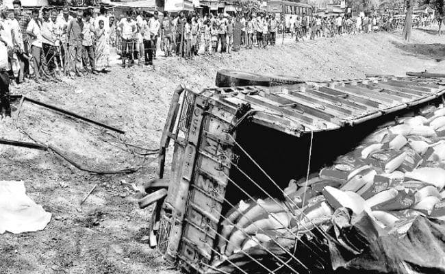 बंगाल : हाट करने आये लोग ट्रक की चपेट में आये, दो महिलाओं की मौत, एक गंभीर