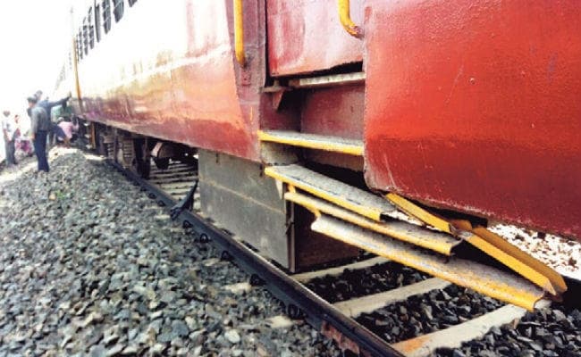 कोलकाता : विद्युत खंभों से टकरायी अजिमगंज-रामपुरहाट पैसेंजर ट्रेन, 22 बोगियों का पायदान हुआ क्षतिग्रस्त