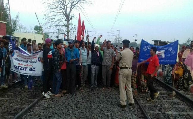 कोडरमा : दलित संगठनों ने रेल चक्का किया जाम, खड़ी रही राजधानी एक्सप्रेस