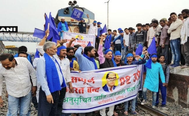 SC/ST एक्ट में सुप्रीम कोर्ट के फैसले के खिलाफ बिहार में हर जगह हिंसक प्रदर्शन, प्रदर्शनकारियों ने फूंकें वाहन, रोकीं ट्रेनें