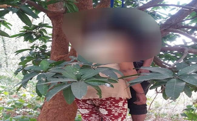 दो नाबालिग बहनों का एक साथ पेड़ पर लटका मिला शव, घटना को लेकर हो रही तरह-तरह की चर्चाएं
