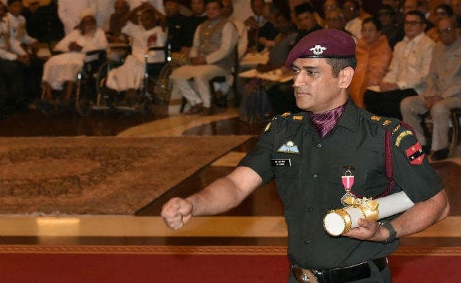 पद्म पुरस्कार समारोह में भी दिखा ‘धौनी टच’ छा गये माही पद्म पुरस्कार समारोह में भी दिखा ‘धौनी टच’ छा गये माही