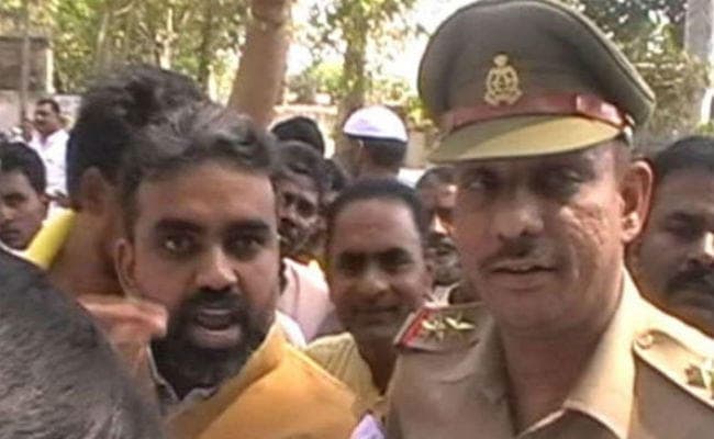 भाजपा नेता ने दी पुलिस वाले को धमकी कहा, दो मिनट में टोपी नीचे कर दूंगा