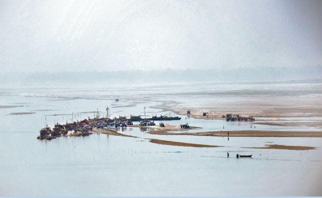 बिहार : यहां पर रात में सजता है बालू का अवैध बाजार, बनाया गया पुलिस कैंप, 35 से अधिक नावें जब्त