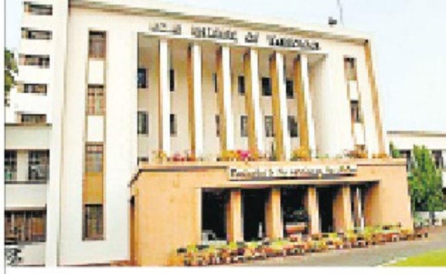 क्लास रूम से बाहर मानवता और जिंदगी का पाठ, मेस वर्कर्स के वेटर बने आइआइटी के छात्र