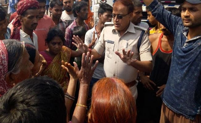 कन्हैया हत्याकांड में पुलिसिया कार्रवाई और मुआवजे की मांग को लेकर ग्रामीणों ने जाम की सड़क