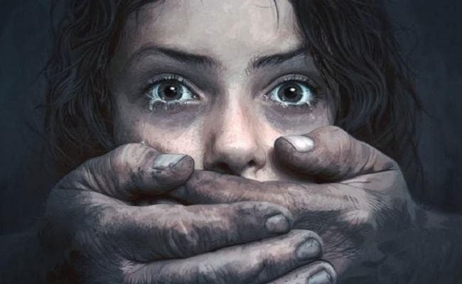 बच्ची से दुष्कर्म और हत्या के आरोपी की पत्नी जब बैठ गयी आमरण अनशन पर, जानें