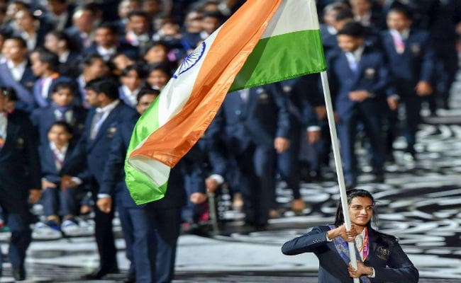 21 वें राष्ट्रमंडल खेल का रंगारंग आगाज, परंपरागत साड़ी के बजाय ब्लैजर्स और पैंट में नजर आये भारतीय खिलाड़ी