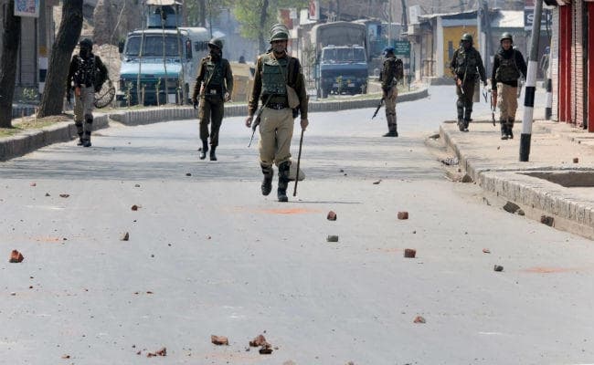 जम्‍मू-कश्‍मीर : पत्‍थरबाजों ने CRPF के वाहन को बनाया निशाना, चपेट में आने से दो जवान की मौत