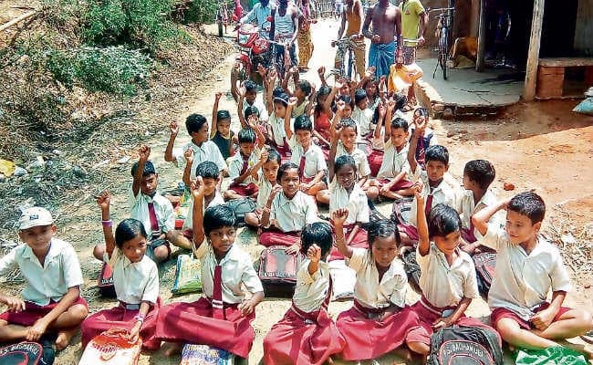 झारखंड : ...जब बहरागोड़ा के बाघाकुली प्रावि के विलय के खिलाफ बच्चों ने सात घंटे धूप में बैठ कर किया विरोध