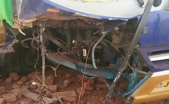 IN PICS : पलामू में बस-ट्रैक्टर की सीधी भिड़ंत में ट्रैक्टर के परखच्चे उड़े, एक की मौत, दर्जनों घायल