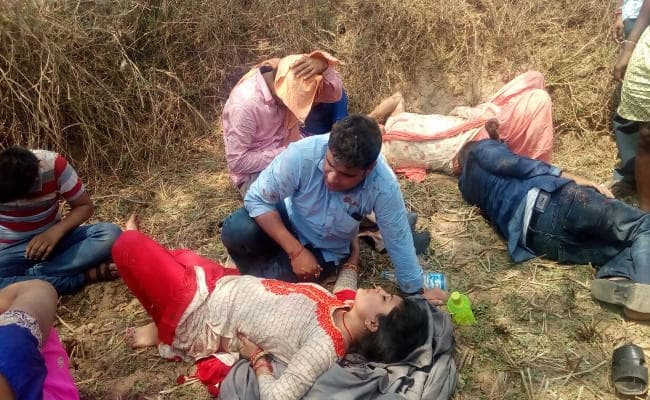 टाटा से रजरप्पा जा रही कार सड़क किनारे खेत में पलटी