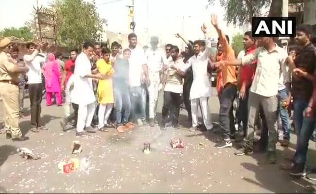 काला हिरण शिकार मामले में सलमान को सजा होने पर विश्नोई समाज ने मनाया जश्न, फोड़े पटाखे