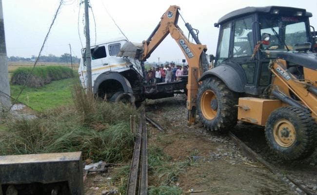 रेलवे ट्रैक पर पलटा कंटेनर, 11 घंटे ठप रहा परिचालन, लंबी दूरी के यात्री रहे परेशान
