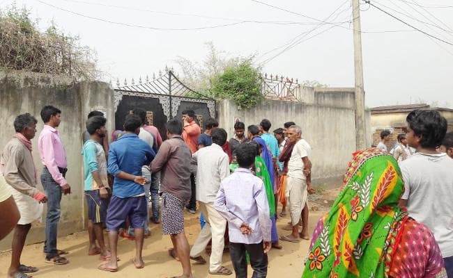 झारखंड में खूनी संघर्ष : भाई के पेट में तलवार घोंपी, जीभ काटी फिर फांसी लगा ली