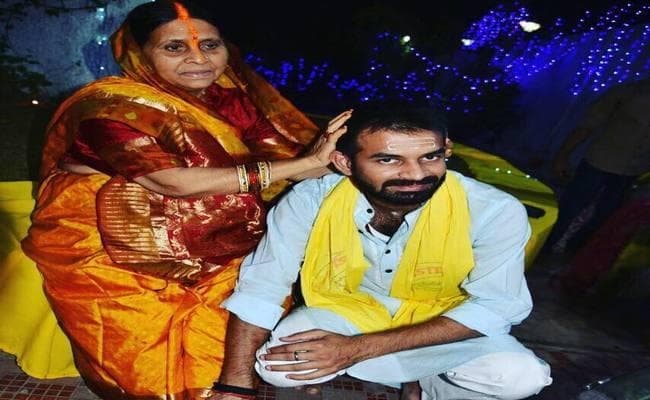 शादी की तैयारी में जुटे तेज प्रताप, सगाई से पहले पिता लालू से आशीर्वाद लेने दिल्ली रवाना