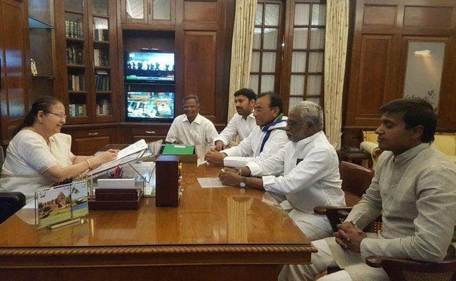 वाईएसआर कांग्रेस के पांच सांसदों ने लोकसभा अध्यक्ष को सौंपा इस्तीफा