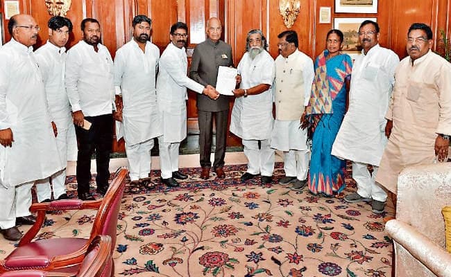 झामुमो के सांसद-विधायकों ने की राष्ट्रपति से मुलाकात, कहा : आदिवासियों के अधिकार पर हो रहा हमला