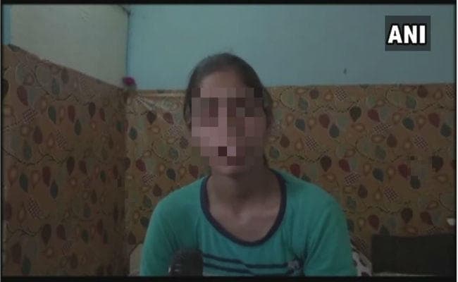 कराटे चैंपियन लड़की से छेड़खानी करना पुलिसकर्मी को पड़ा महंगा, जमकर हुई धुनाई