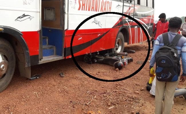 रांची से गुमला जा रही बस से भिड़ी मोटरसाइकिल, तीन लोग थे सवार