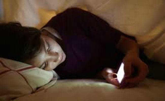 World Health Day : स्मार्टफोन के ओवरयूज से हो सकते हैं बीमार