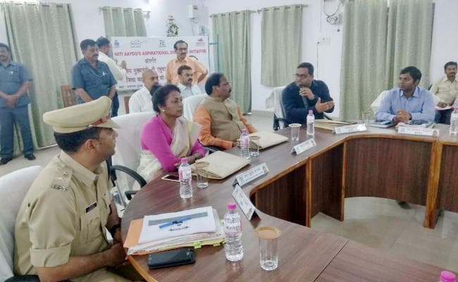 IN PICS : रघुवर दास दुमका में, नीति आयोग के इंडिकेटर्स पर जिला स्तरीय समीक्षा बैठक शुरू