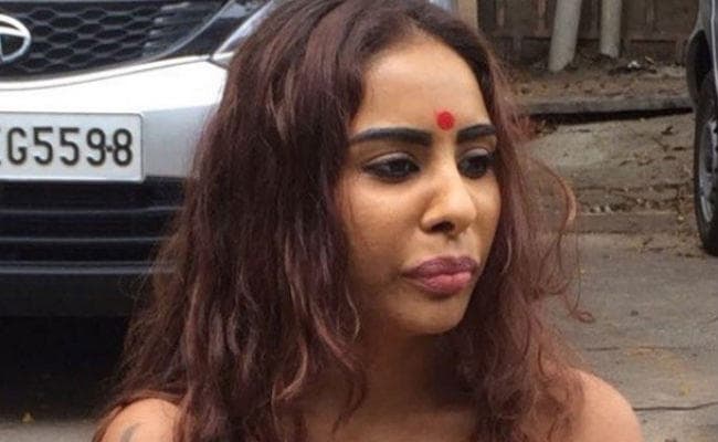 Casting Couch के खिलाफ बीच सड़क पर टॉपलेस हुई ये अभिनेत्री