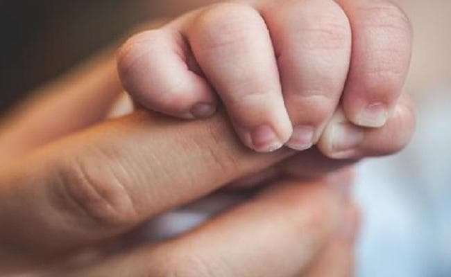 दो वर्षीय दिव्यांग बच्ची को परिजनों ने खेत में छोड़ा, मां को ढूंढ़ रही मासूम की नजरें