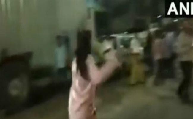 हैदराबाद : ब्वॉयफ्रेंड पर हुआ केस तो गर्लफ्रेंड ने काटा बवाल, देखें वीडियो