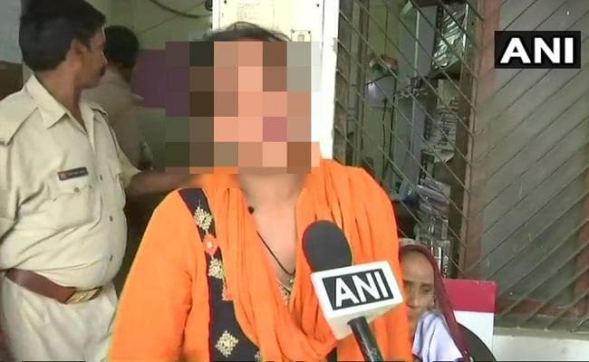 सीएम आवास के बाहर महिला ने की खुद को जिंदा जलाने की कोशिश, BJP MLA पर लगाया रेप का आरोप