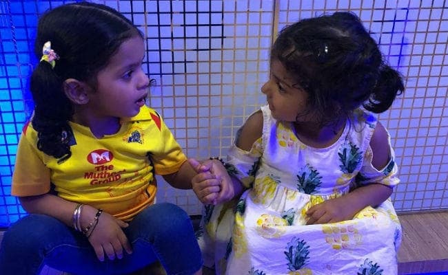 IPL 2018 : ”शेर के बच्चे अगले गेम की रणनीति बनाते हुए”, तसवीरों में देखें धौनी,रैना और भज्जी की बेटियों को