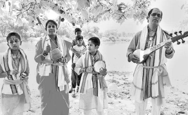 हावड़ा :लोक संगीत के माध्यम से दंपती कर रहे चुनाव प्रचार जे कुंदन