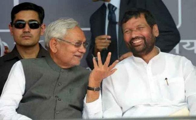 बिहार : सीएम नीतीश कुमार से मिले रामविलास, दिया इस कार्यक्रम में आने का निमंत्रण