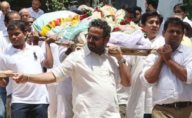 ''कल हो ना हो'' डायरेक्‍टर की मां का निधन, शामिल हुए ये बड़े सितारे