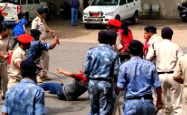 पटना यूनिवर्सिटी छात्र संघ चुनाव : छात्रों ने शपथ ग्रहण समारोह को रोका, पुलिस ने भांजी लाठियां, छात्रों ने बरसाये रोड़े