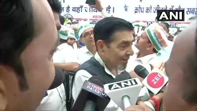 उपवास के लिए राहुल गांधी का राजघाट पहुंचने से पहले मंच से हटाये गये टाइटलर आैर सज्जन