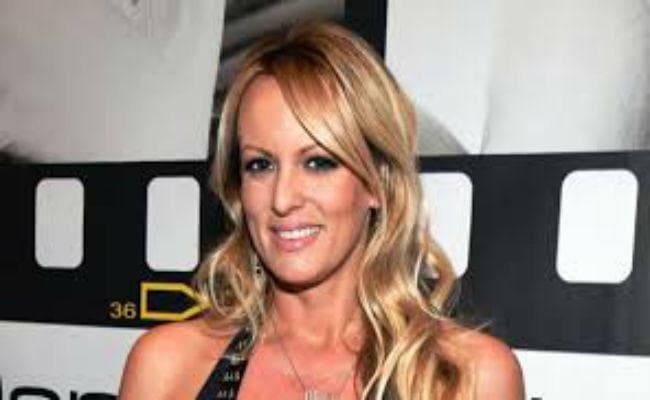 पोर्नस्टार स्टॉर्मी डेनियल्स चाहती हैं, शपथ के तहत सवालों के जवाब दें ट्रंप